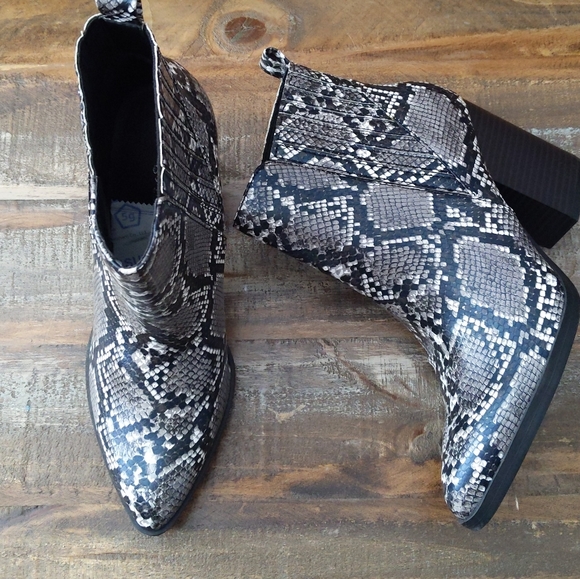 🆕🌿SNAKEPRINT BOOTIES🌿 - Picture 5 of 12